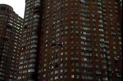 На Позняках екстремал стрибнув з парашутом з багатоповерхівки (відео)