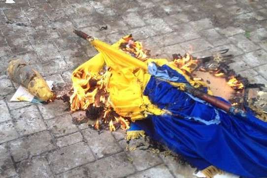 На Львівщині чоловік спалив два прапори України: йому загрожує до 3 років в'язниці