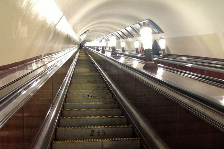 У столичному метро ескалатор «зажував» руку п’ятирічної дитини