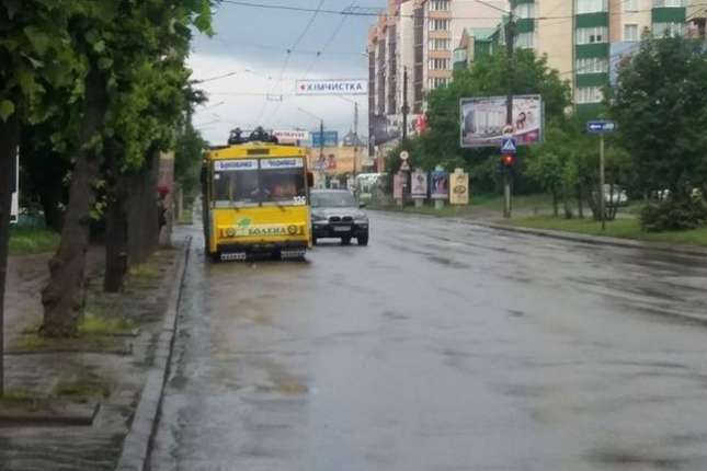 У Києві на ходу загорівся тролейбус з людьми