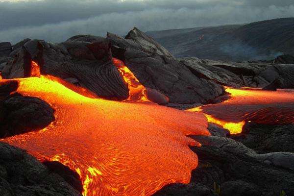 З'явилося вражаюче відео нічного виверження вулкану на Гаваях