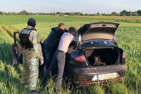 На Чернігівщині затримали на хабарі трьох посадовців поліції