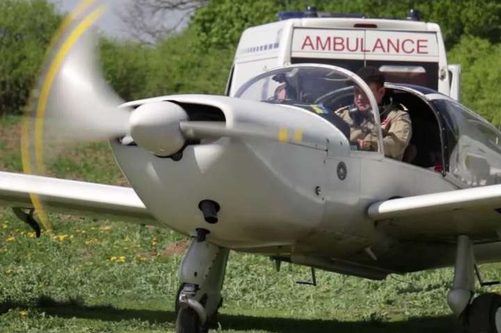 До пацієнтів на літаках: українські волонтери організували летючу «швидку»