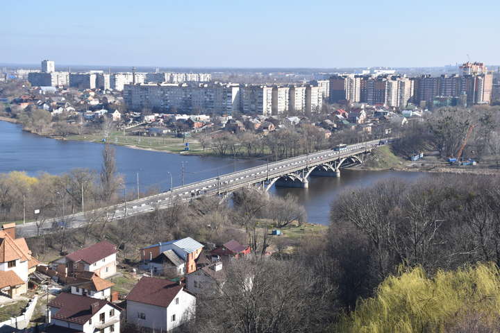 Рух транспорту Київським мостом буде закрито