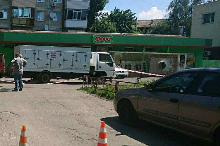 Жахлива ДТП у Києві: біля супермаркету вантажівка задавила жінку (фото, відео)