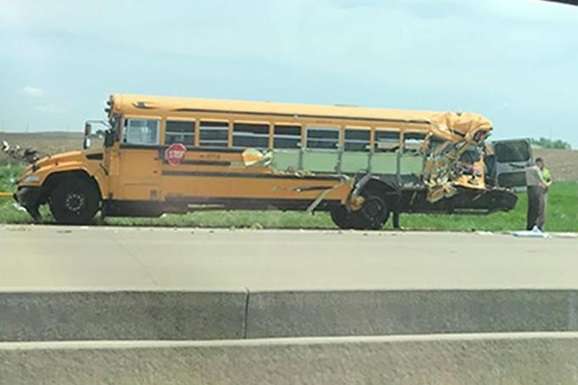 Вантажівка у США протаранила шкільний автобус, 20 постраждалих