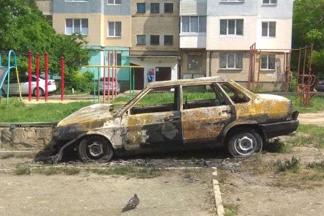 В окупованому Сімферополі масово підпалюють неправильно припарковані автомобілі