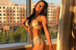 Дівчина-бодібілдер, яка служила в морській піхоті, шокує своїм струнким тілом. Ефектні фото