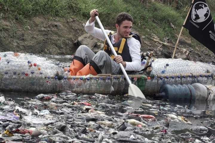 Через сміття не видно навіть воду. Моторошні фото найбруднішої річки світу