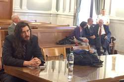  Майкл Ротондо и его родители (на заднем плане) 