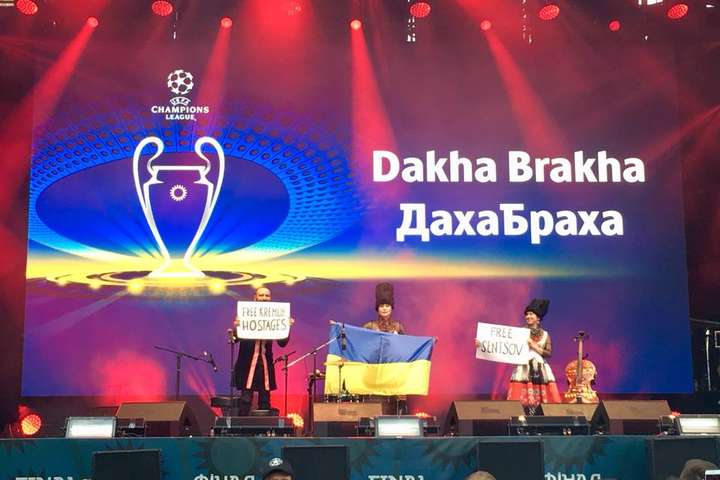 На концерті перед фіналом Ліги чемпіонів закликали звільнити кремлівських бранців
