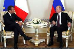 Макрон зустрівся з Путіним у Санкт-Петербурзі