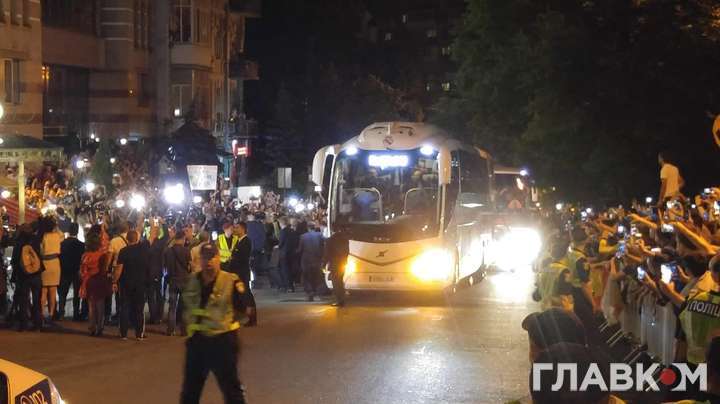 Кияни зустрічають «Реал Мадрид» біля готелю в центрі Києва