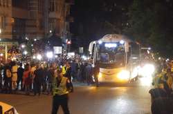 Кияни зустрічають «Реал Мадрид» біля готелю в центрі Києва