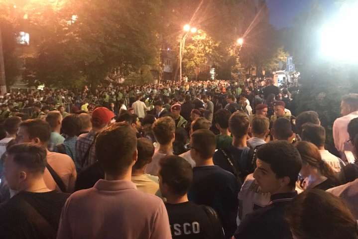 Як тисячі фанатів зустріли мадридський «Реал» в Києві (фото, відео)