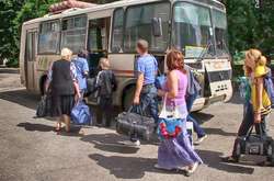 Рятувальники евакуюють мешканців Старої Миколаївки через обстріл селища бойовиками 