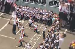 В России на школьной линейке голубь упал в обморок (видео)