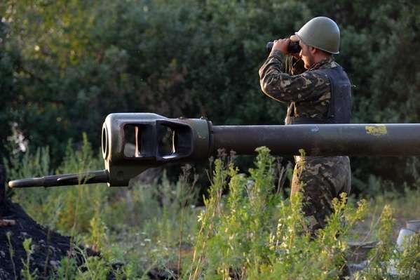 На Донбасі бойовики поранили двох українських військових 