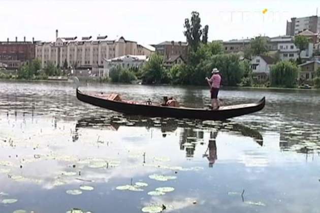 На справжній венеціанській гондолі катають туристів у Вінниці