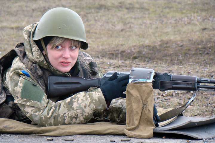 У Мінсоцполітики вирішили, що жінки не можуть бути снайперками