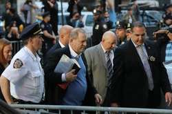 Харви Вайнштейн сдался полиции Нью-Йорка