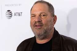 Обвиненный в сексуальных домогательствах продюсер Харви Вайнштейн сдался полиции