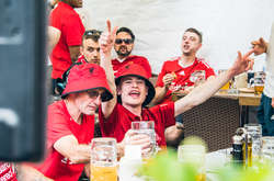 Пиво ллється рікою: фанати «Ліверпуля» окупували столичні бари (фотогалерея)