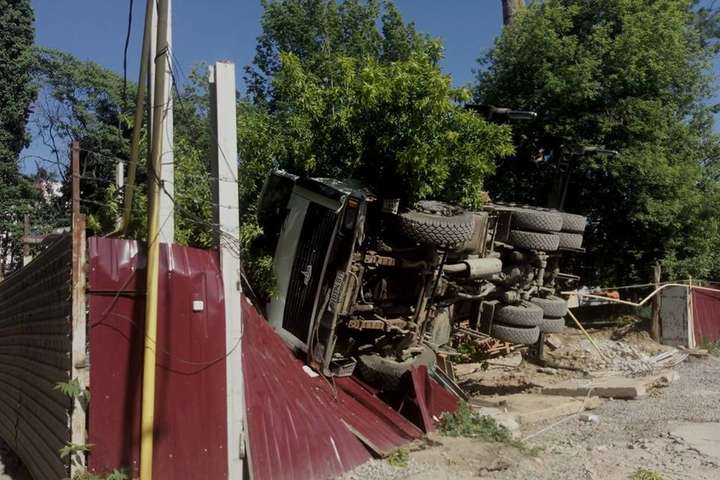 В Одесі на будівництві впав автокран (фото)