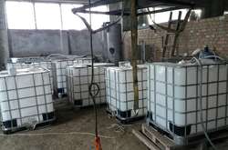 На Житомирщині ділок виготовляв спирт з омивача для авто