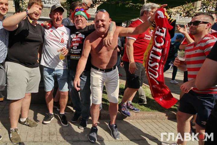 Как фанаты «Ливерпуля» создают атмосферу праздника в Киеве (видео)