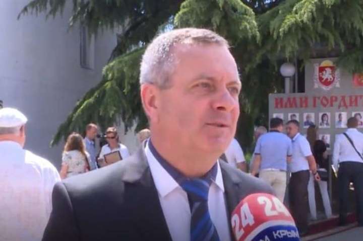 Українці Угорщини вимагають від свого депутата здати мандат за поїздку до окупованого Криму