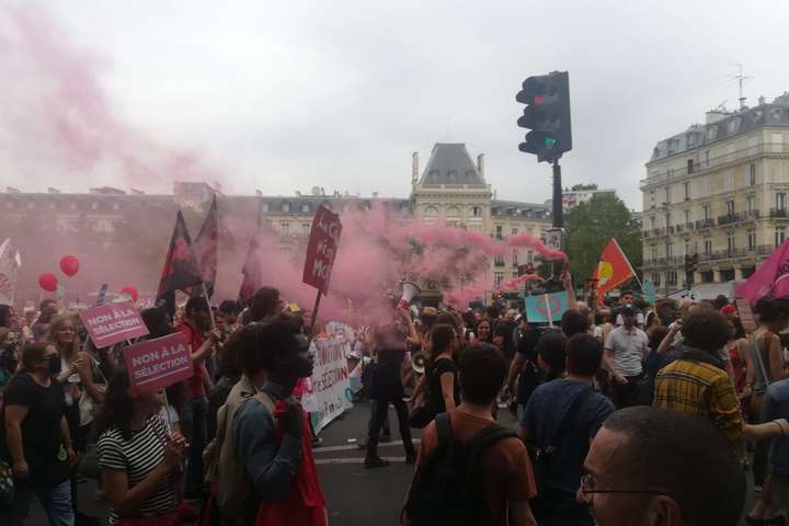 У Парижі на протестах проти Макрона затримали 43 людей