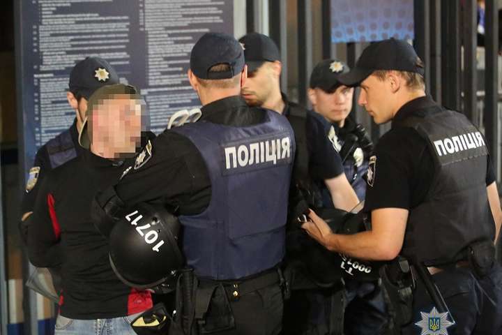 У Києві біля стадіону «Олімпійський» затримали 18 людей