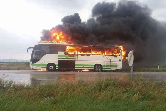 У Греції пасажирський автобус загорівся від удару блискавки