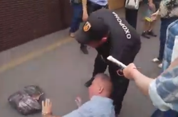 На столичному ринку демонтують вивіску кіоска, біля якого побили пенсіонера