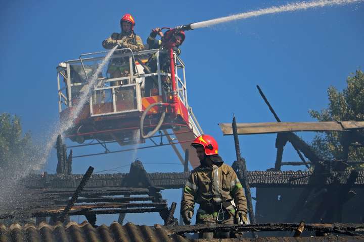 У Києві сталася пожежа у відселеній будівлі
