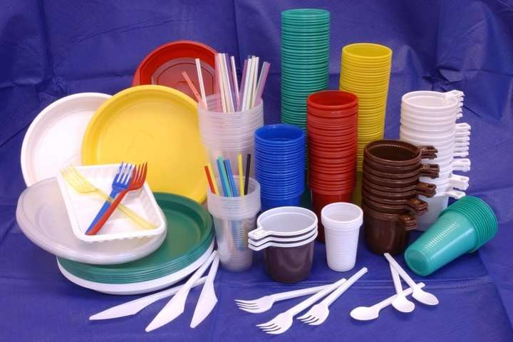 Євросоюз готується заборонити одноразовий посуд із пластику