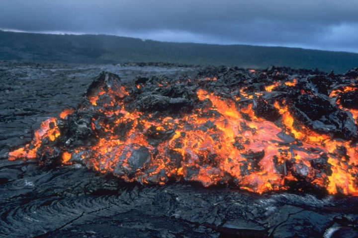 Виверження вулкану на Гаваях: лава загрожує перекрити шлях евакуації людей