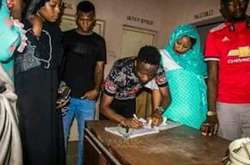 Футболіст збірної Нігерії Муса допоміг звільнитись 40 в'язням