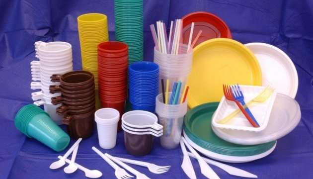 У ЄС можуть заборонити пластиковий посуд