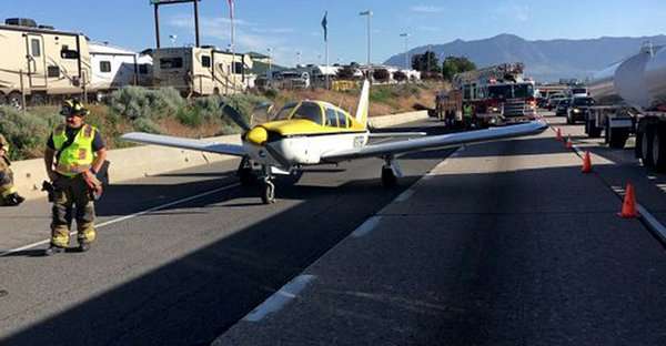 У США літак здійснив аварійну посадку на автостраду