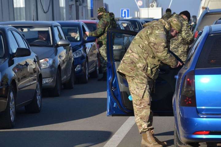 В чергах на пунктах пропуску на Донбасі зібралось 220 автівок