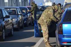 В чергах на пунктах пропуску на Донбасі зібралось 220 автівок
