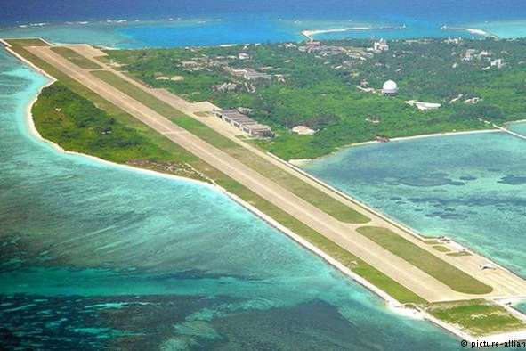 Китай назвав «провокацією» дії військових кораблів США біля спірних островів