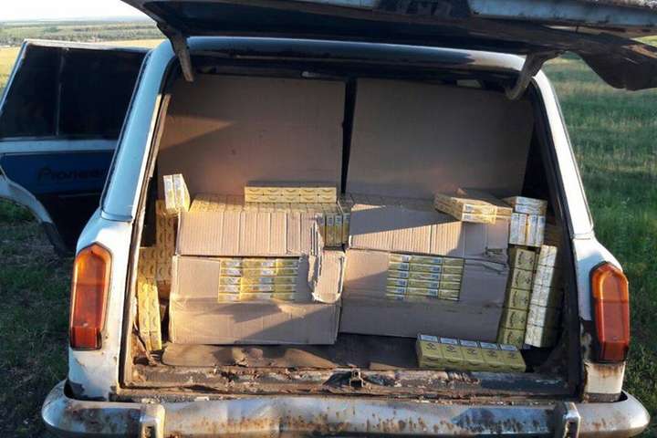 Поліція виявила на Донеччині автівку з контрабандними цигарками