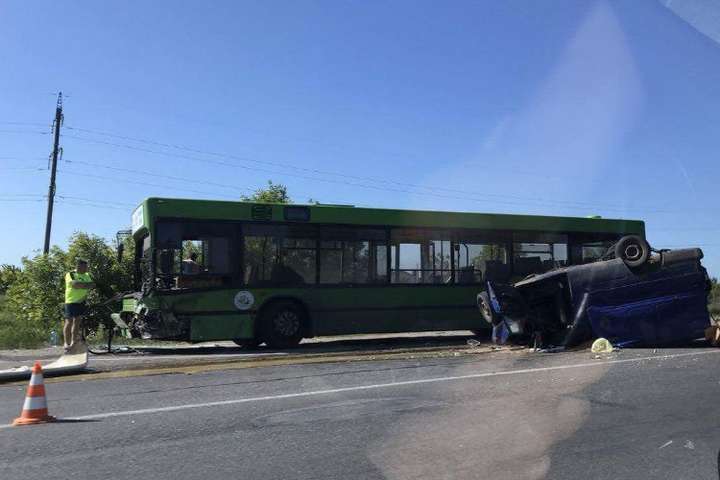 На Харківщині легковик зіткнувся з автобусом, є загиблий