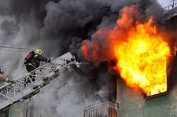 Під час пожежі у власній квартирі ледь не загинули троє людей