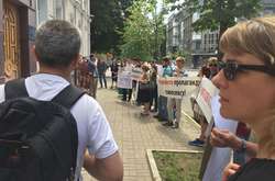 Під офісом омбудсмена відбулися одночасно два мітинги (фото, відео)