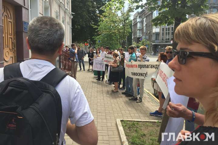 Под офисом омбудсмена в Киеве происходят одновременно два митинга