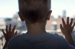 У Києві з  вікна 12-го поверху будинку випала дитина